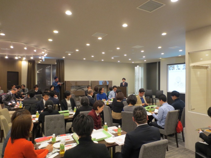 会場のようす。初対面の人同士で自己紹介も