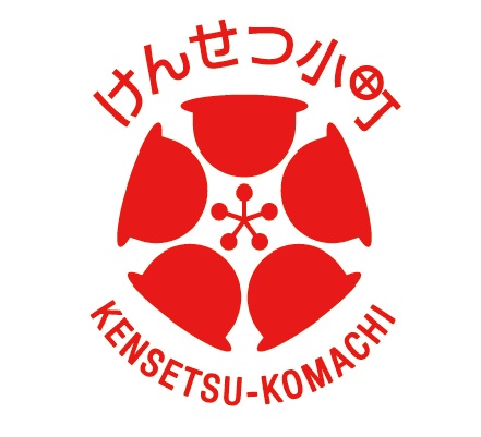 建設業で重要な5つの要素を花弁に見立て、ヘルメットをイメージした「けんせつ小町」ロゴマーク