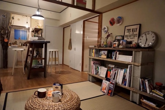 TSUTAYAとコラボして完成したモデルルーム。団地の雰囲気を生かしながら、本やCDなどを設置して若者が楽しめる空間に仕上げた