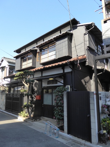 木造2階建ての下宿舎を当時の雰囲気を残しつつ現代のシェアハウスに(写真は外観)