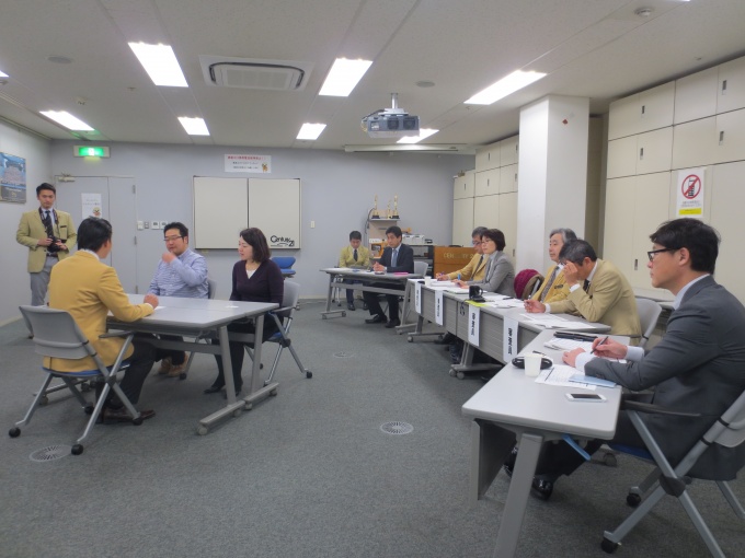 決勝戦の様子。全国110名の営業社員が2回の予選を戦い、売買・賃貸それぞれ2名が決勝戦へコマを進めた。4名は、事前に背景を設定されたお客さま役のスタッフに対し、日頃の接客手法でニーズをヒアリングし、自分なりに最適な提案を行なった