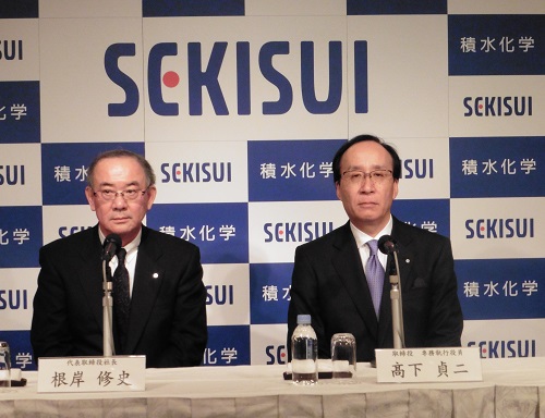 会見に臨む現社長の根岸氏(左)と、次期社長の高下氏(右)