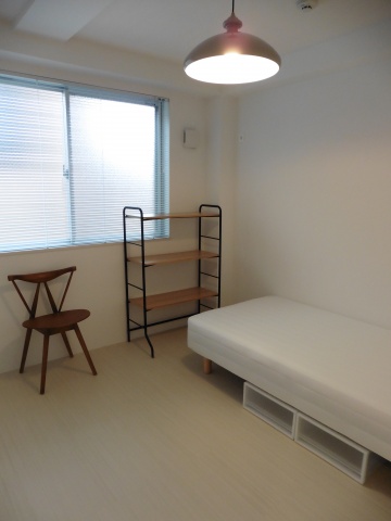各部屋にはデザイン違いのお洒落な家具を設置