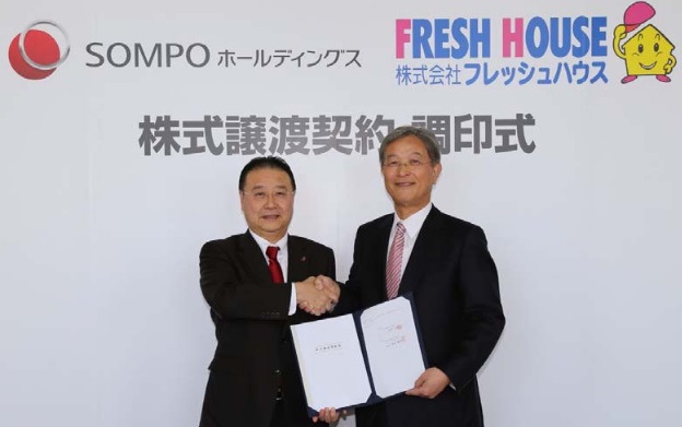 調印式の様子。損保ジャパン日本興和ホールディングスの櫻田社長(左)とフレッシュハウスの佐野社長(右)