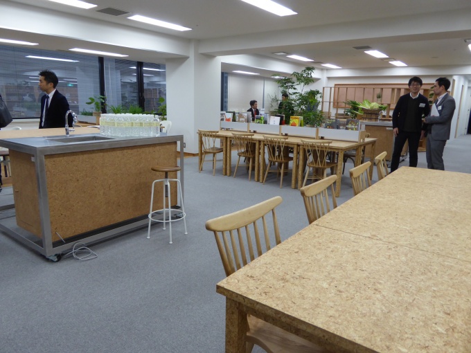 ラウンジスペースには、可動式キッチンを設置。料理の試作やデモンストレーションなどができる