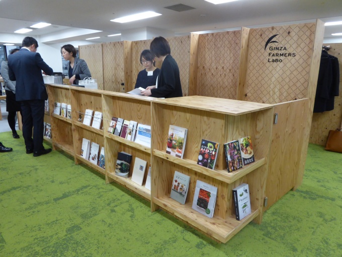 レセプションには専門スタッフが常駐。受け付けサービスや人の紹介等をサポートする