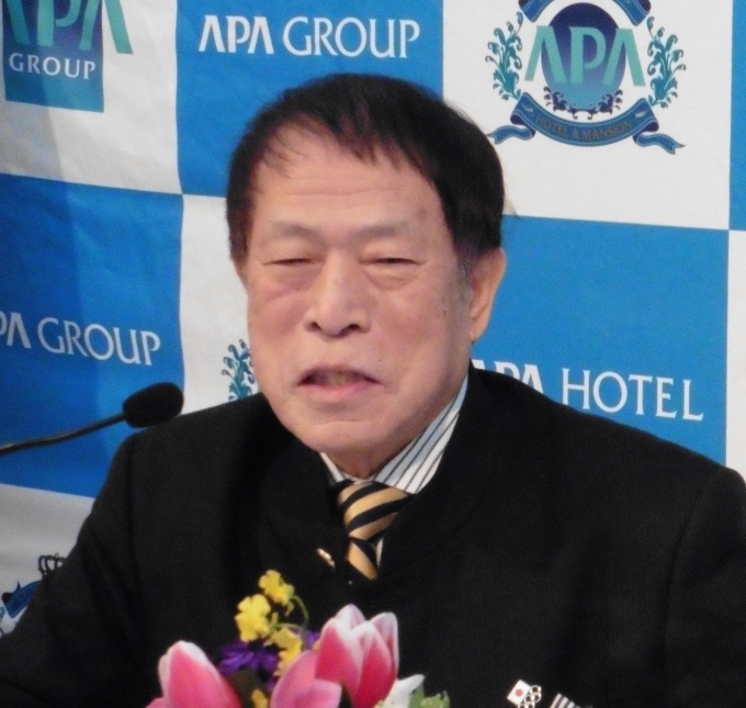 記者会見で事業について説明する同グループ代表の元谷氏