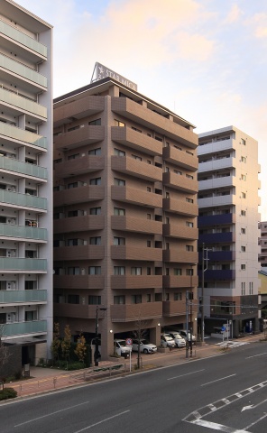 「ステラレジデンス横浜」外観。外観のタイルは部分的に