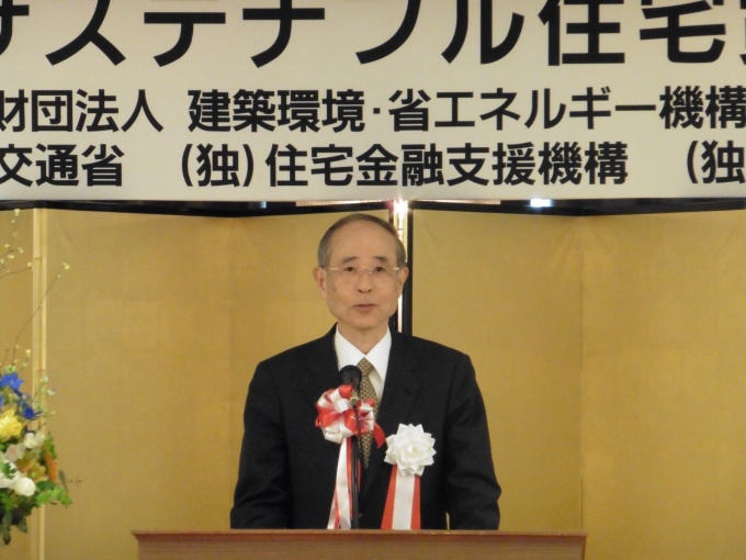 「今後、住宅の低炭素化に向け、新しい試みも含め、さまざまな取り組みを行なっていきたい」と述べる同機構理事長の村上周三氏