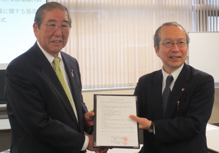 協定書を取り交わす、都宅協・瀬川会長(写真左)と都鑑定協の稲野邉会長