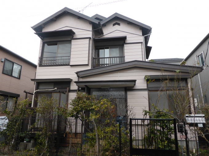 閑静な住宅街に位置する庭付きの「DIY戸建賃貸」外観