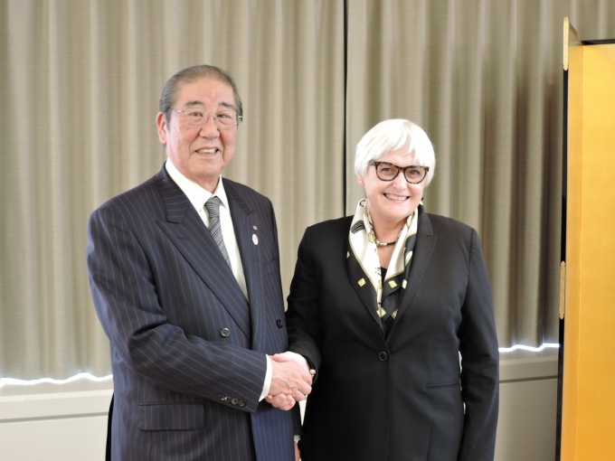 ロビン・ウォーターズ世界会長(写真右)と握手を交わす、瀬川日本支部会長