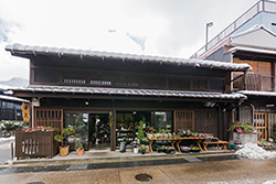 店舗兼住宅にリフォームした築約120年の旧家外観
