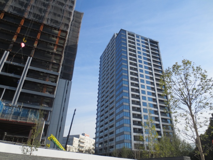 写真右が「スカイフォレストレジデンス」。左側の工事中の建物が、オフィス・賃貸住宅の複合ビル