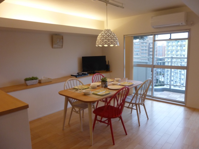 広々としたリビング・ダイニングに改修。宿泊体験のため、居室には寝具や調理器具、家電製品を完備している