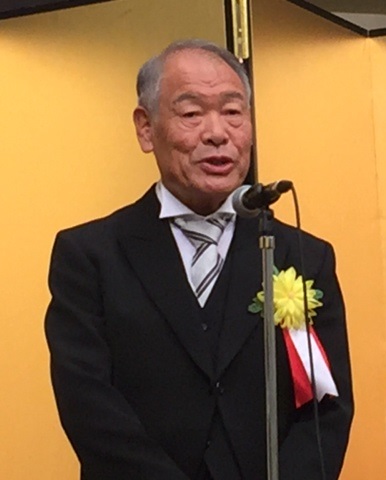来場者に御礼を述べる谷田部会長