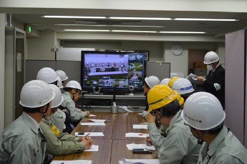 震災訓練の模様。TV会議システムにて全体会議を実施