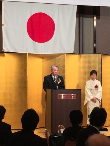 感謝の意を述べる中田氏