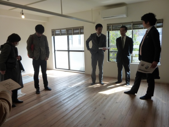 公開された202号室の住戸。無垢杉板のフローリングは時とともに風合いが増している