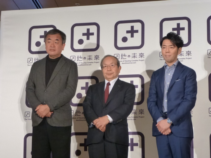 同機構理事長の上西氏(中央)は、「かつて成長期に憧れのブランドだったUR団地だが、現在も住む人に愛着を育んでもらえるような団地にしたい」などと述べた。左が隈氏、右が佐藤氏