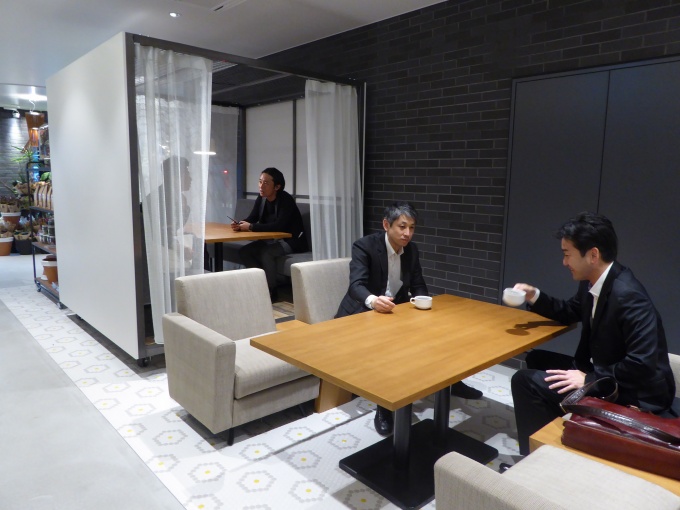 1階の共用部。写真左にある個室部分は「モバイルブース」といい、90度回転させたり、移動させることが可能
