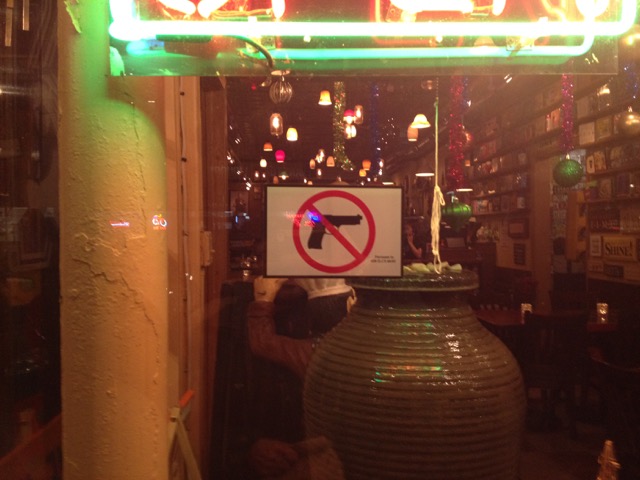 拳銃を店内に持って入ることを禁止するレストランや店舗が増えた(イリノイ州シカゴ市。以下同)