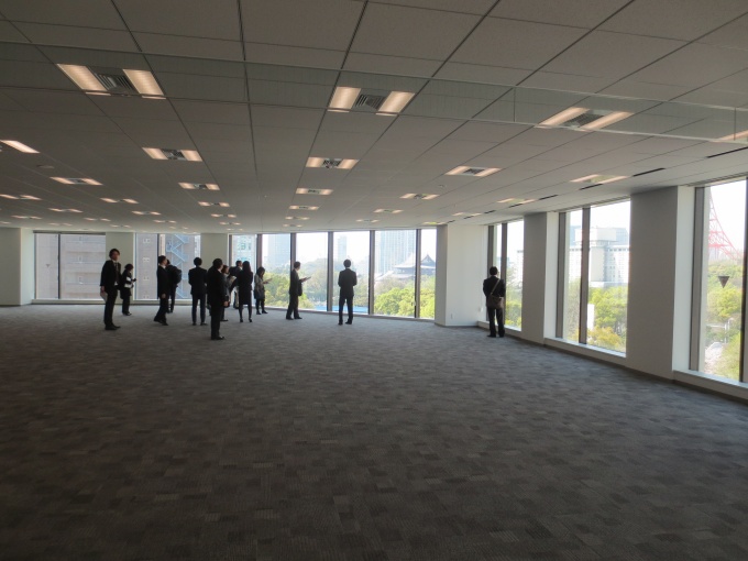 基準階は約250坪で、2分割で利用が可能。全フロアから芝公園・東京タワーの眺望が楽しめる。最上階の8階はテナント専用のバルコニーも付く