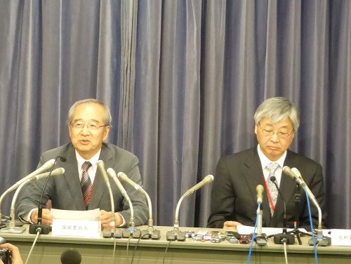 会見で委員の意見などを報告する深尾委員長(写真左)と北村副委員長(写真右)