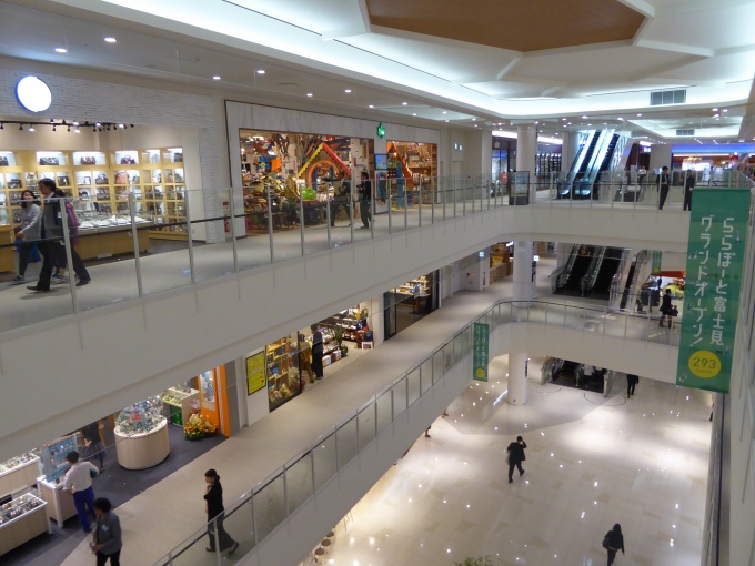 293店舗が集まる館内