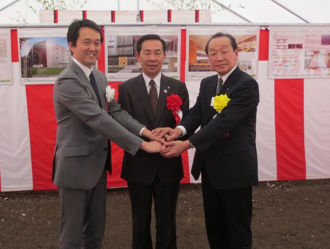 左から帖佐社長、谷ケ崎市長、山田社長