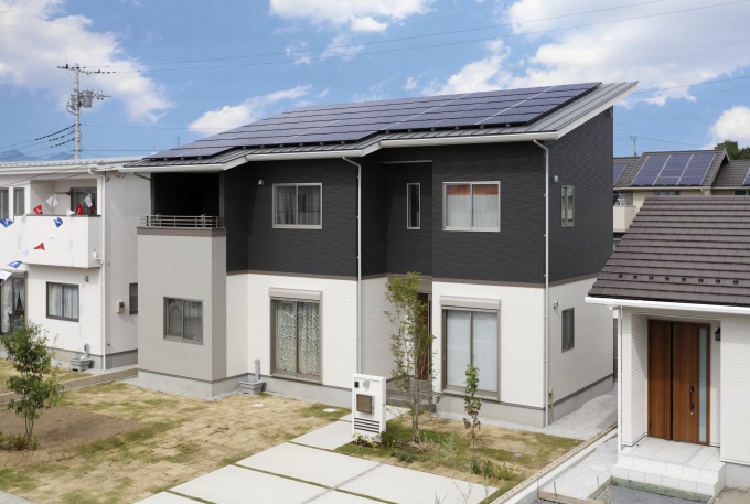 企画・開発部門を受賞した「はなまるハウス『はなまる発電所』」(ケイアイスター不動産(株))。太陽光発電システムを搭載し、売電収入により、住宅ローンの負担を実質ゼロとし、貯金まで可能とした商品。稼ぐ家というアイディアが高い評価となった