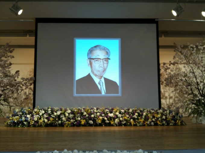 米倉氏の遺影を囲んで、季節の花々が賑やかに飾られた