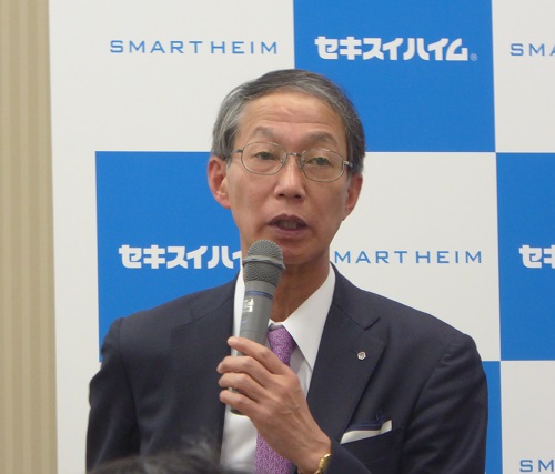 「第一弾として30歳代をターゲットとした普及価格帯のアルファ仕様を導入する」などと述べる住宅カンパニープレジデントの関口氏