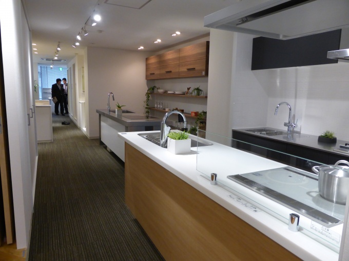 6階の設備や建材などの展示コーナーで写真はキッチンコーナー。隣室は打ち合わせスペースになっているため、各種カタログを見ながら相談することも可能