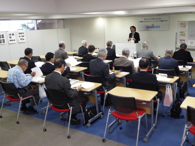 「座学コーナー」。取材当日はマナーについての講義中。受講者はみな真剣