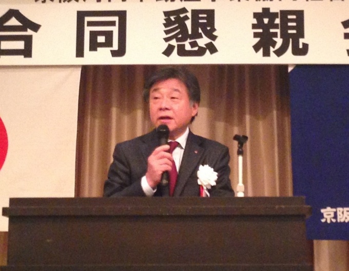 挨拶する京阪河内支部長の下牟田 秀人氏