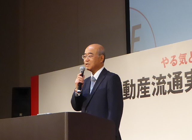 「『不動産流通実務検定』の認知度を高め、『TOEIC』のように有効な検定制度にしていきたい」と述べる浅野間副理事長