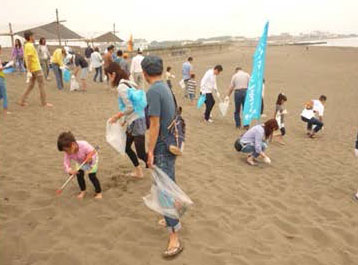 鵠沼海岸におけるビーチクリーン活動の様子