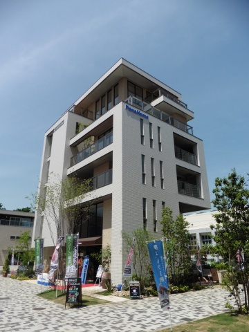 東京・新宿の住宅展示場に建設した6階建てモデルハウス