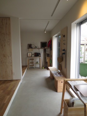 「青葉台の家」1階は2つの居室を土間でつなぎ、可動壁で自由に仕切って使えるようにした。収納はあえて設けず、壁に合板をめぐらすことで、居住者が自由に棚等を造作できるようにしている