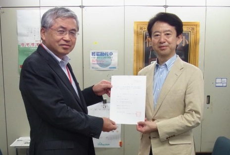 登録証受け渡しの様子。左は(一社)ベターライフリフォーム協会会長・神崎茂治氏、右は国土交通省住宅局住宅生産課長・林田康孝氏