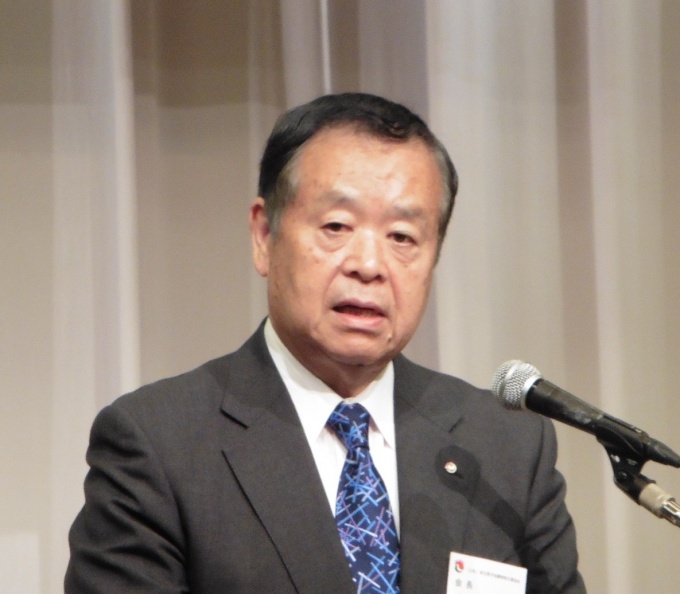 「空き家問題は、われわれが先頭に立って引っ張っていかないといけない」などと述べる三輪会長