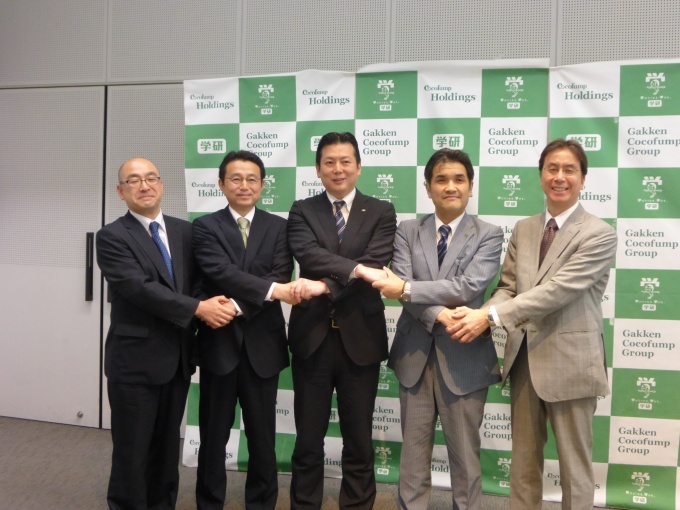 左から(株)日本政策投資銀行記号金融第6部部長の木村 顕氏、(一社)環境不動産普及促進機構常務理事の松田宏人氏、(株)学研ココファンホールディングス代表取締役の小早川 仁氏、(株)学研ココファン代表取締役社長の五郎丸 徹氏、(株)玄海キャピタルマネジメント代表取締役社長の松尾正俊氏