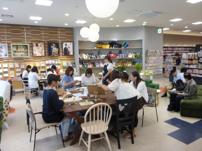 「有隣堂トレアージュ白旗店」店内。フリースペース「トレアージュガーデン」ではサークル活動なども行なえる