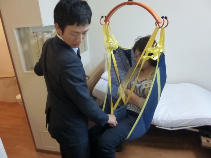 ベッドから直接トイレに移乗できる介護リフト。リフトは壁に収納することができる