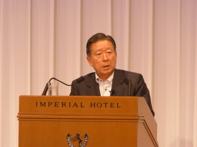 「マスターの皆さまには、厳格な自己規律を持って行動していただくようお願いしたい」と述べる同協会の岩沙弘道会長