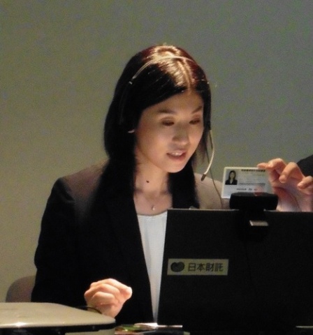 Webカメラを通して「宅建取引士証」の確認を行なう