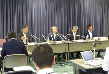 会見で報告する深尾委員長(左から2番目)