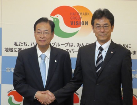 業務提携調印後、握手を交わすハトマーク支援機構・和氣理事長(写真右)と住宅保証機構・能登社長(写真左)