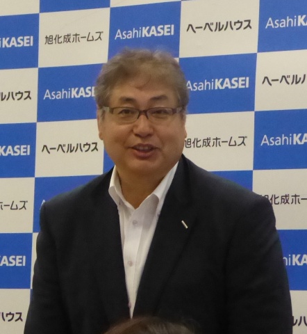 「二世帯住宅受注棟数、前年度比2割増を目指す」などと語る同社取締役常務執行役員の川畑文俊氏